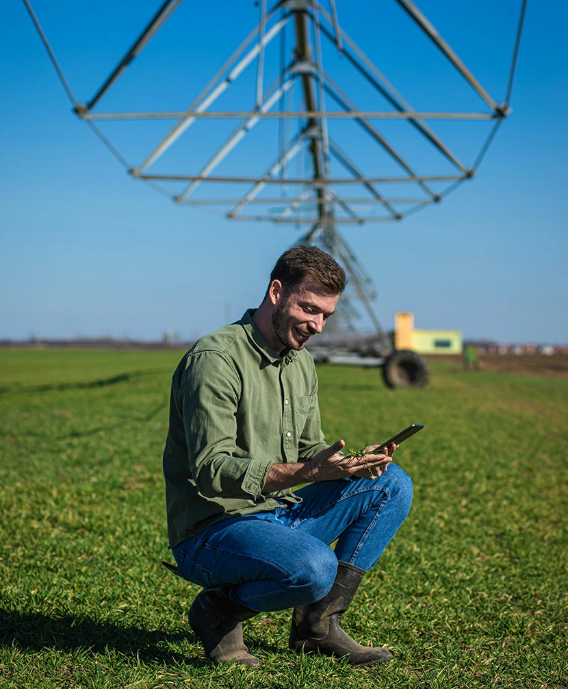 Agriculteur utilisant une tablette